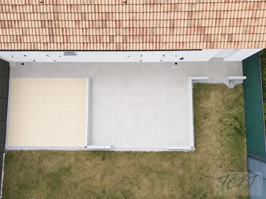Vue verticale par drone d'une terrasse et d'un jardin
