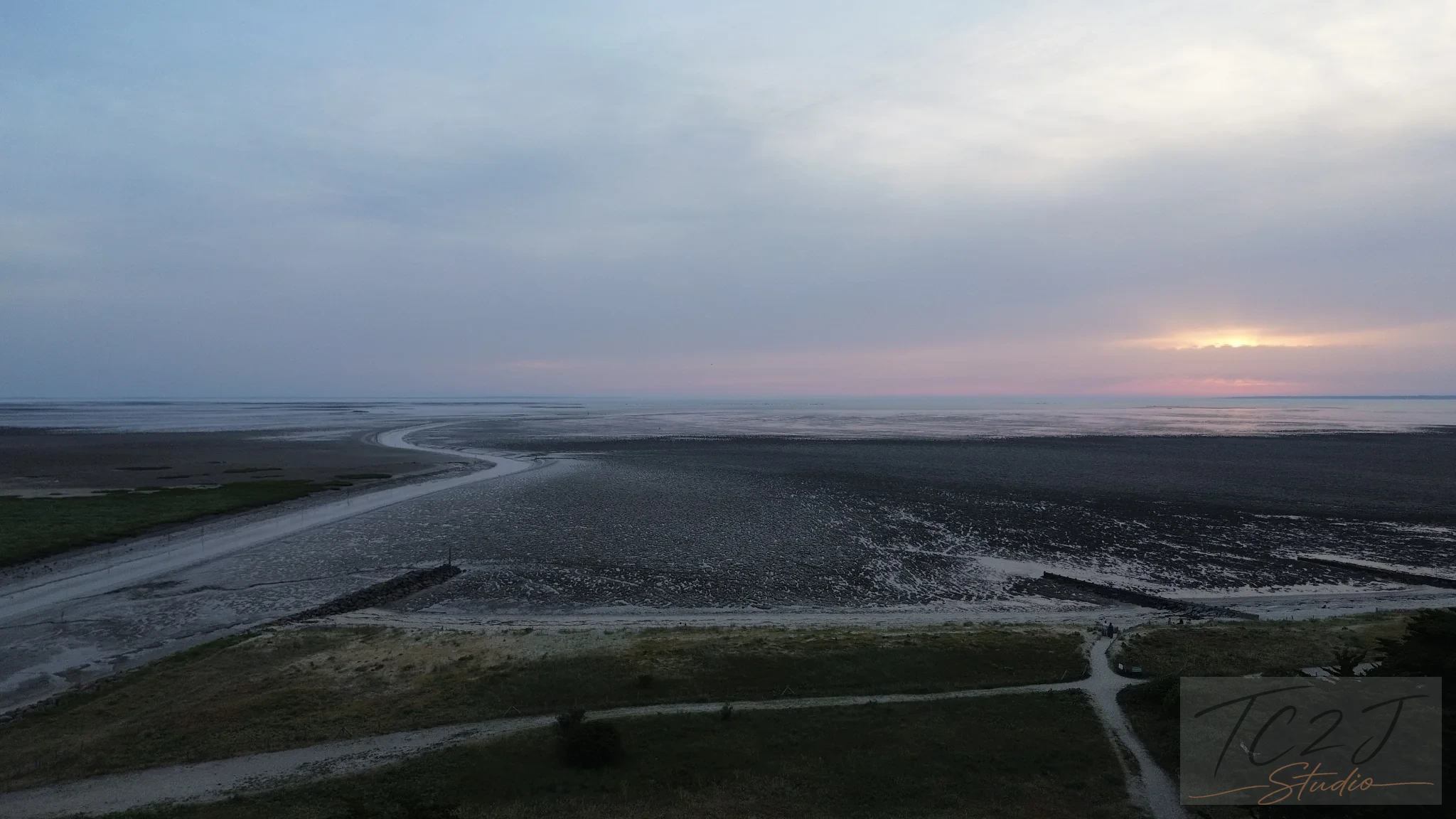 Vue aérienne du littoral à marée basse au coucher du soleil