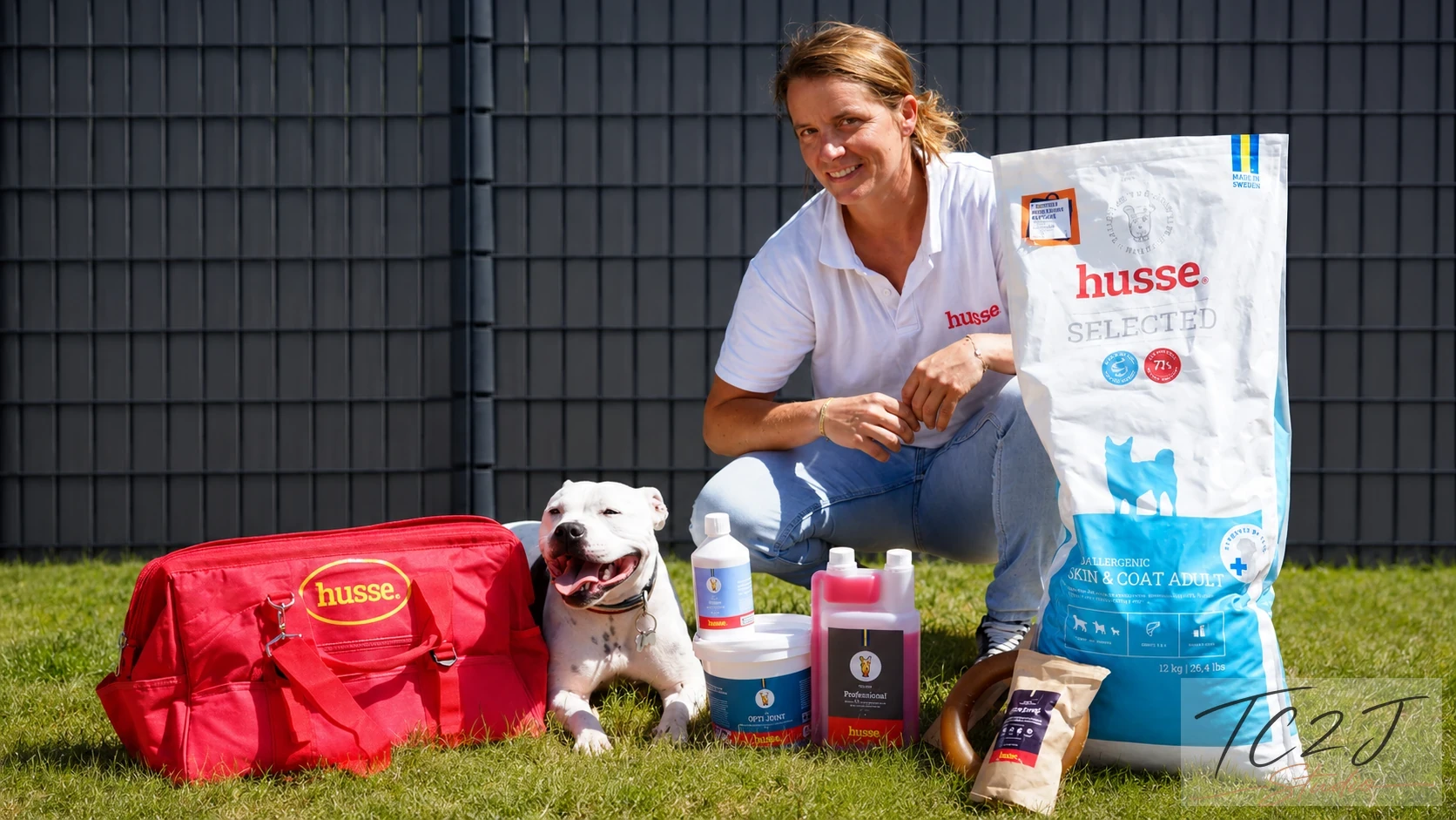 Conseillère Husse avec l'ensemble des produits de la gamme et un chien