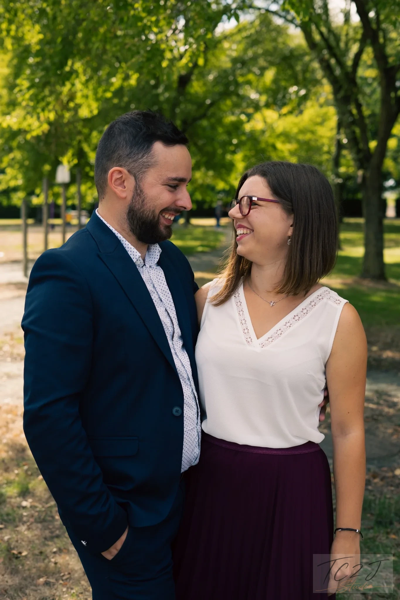 Couple souriant dans un parc