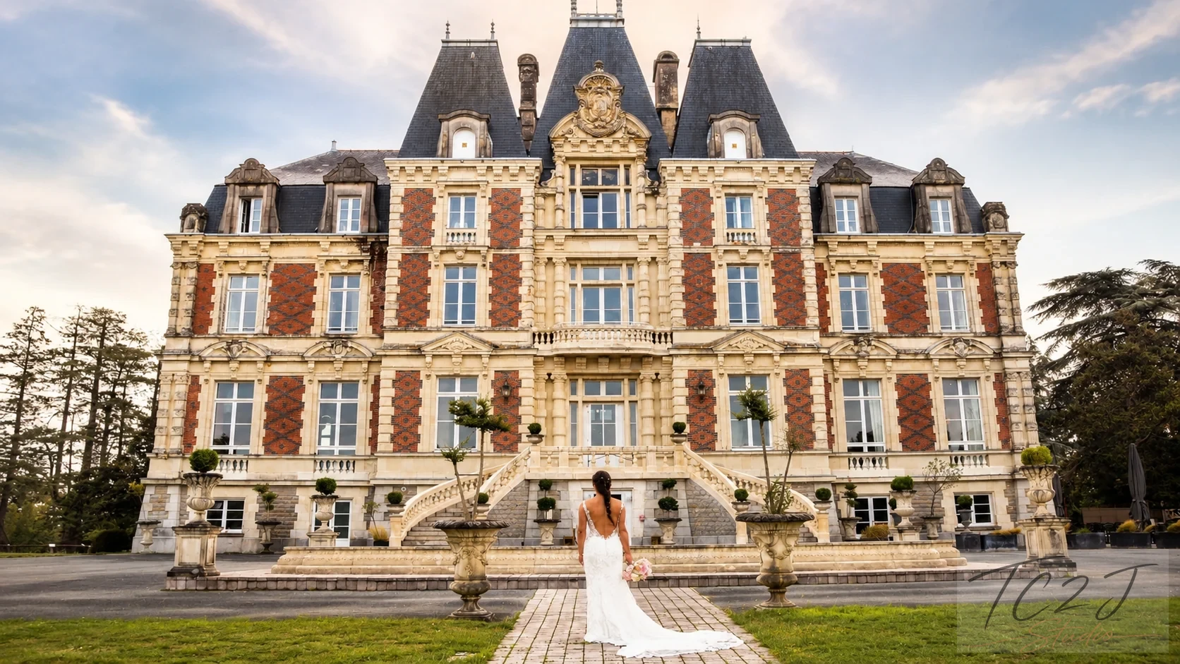 Mariée devant la façade d'un château