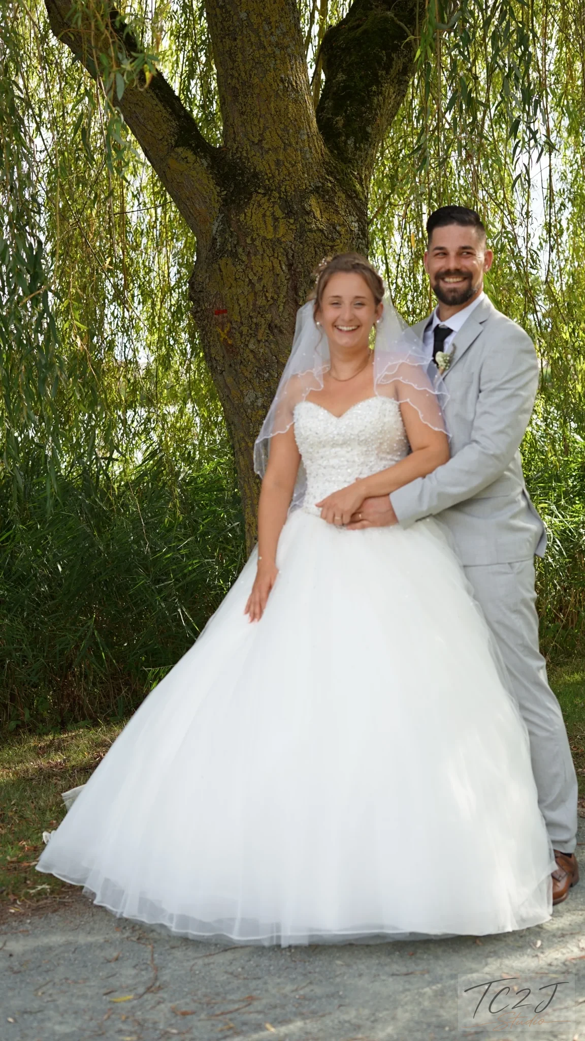 Portrait d'un couple de mariés sous un arbre