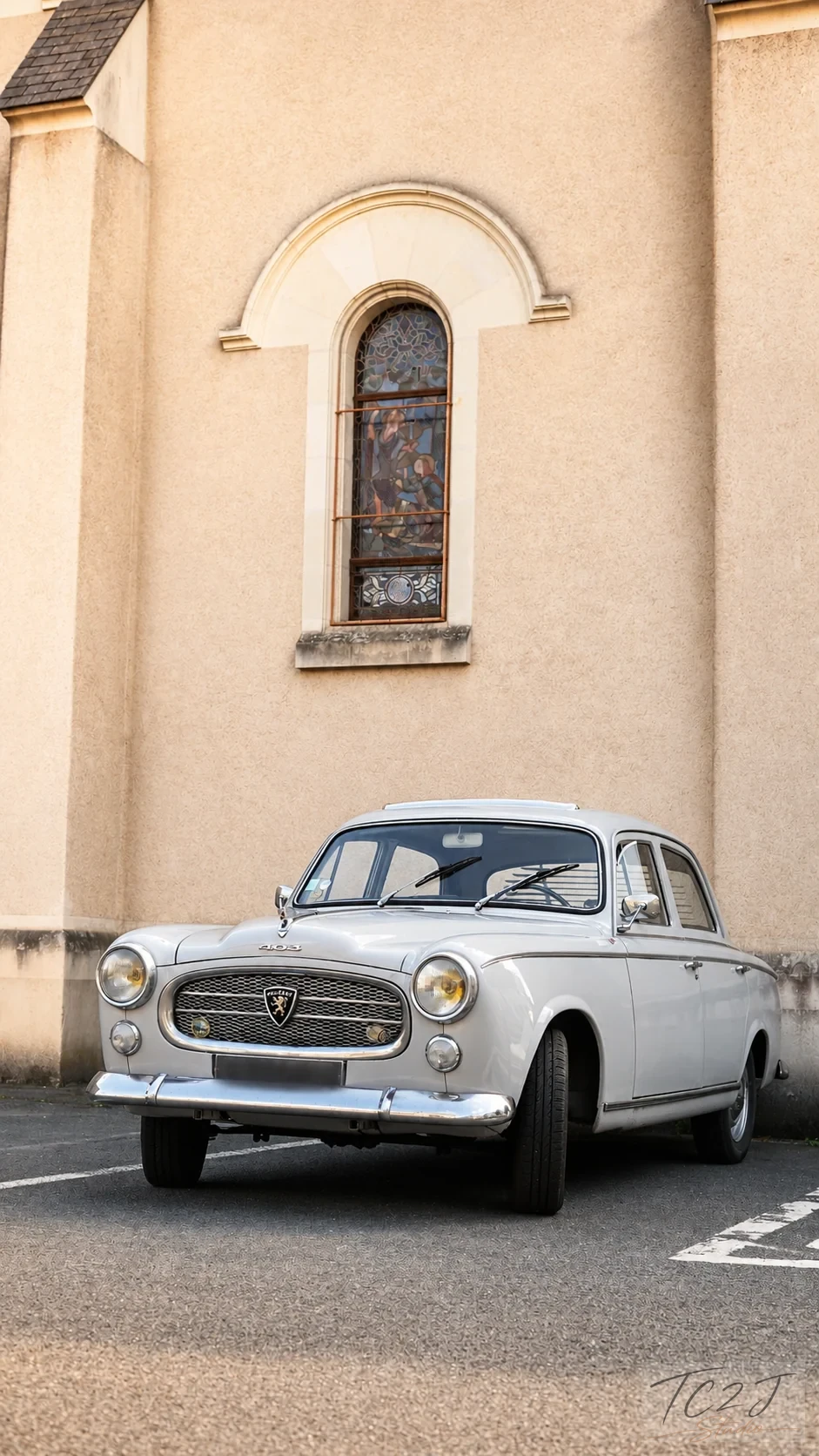 Voiture ancienne blanche utilisée lors d'un mariage
