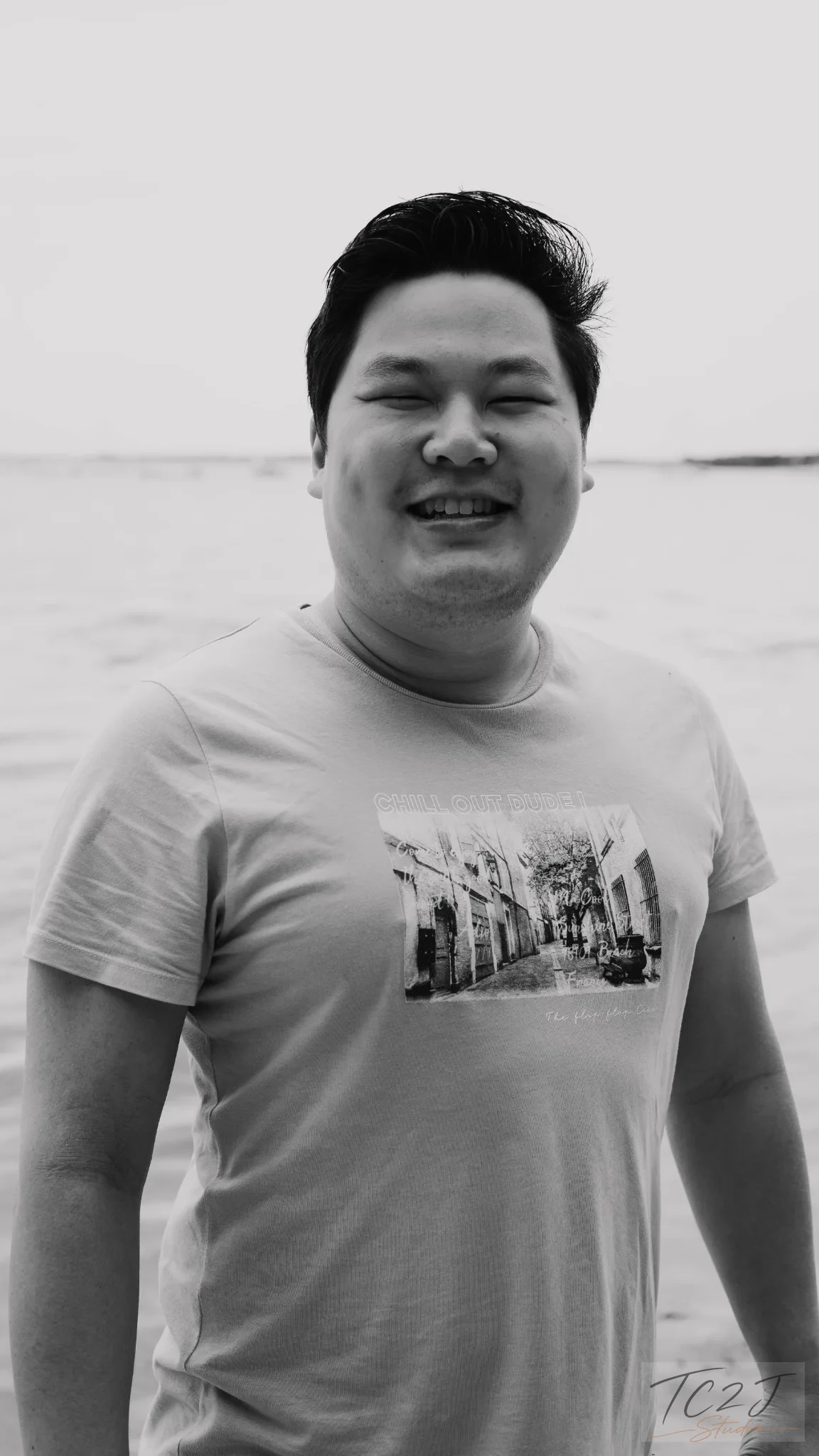 Portrait en noir et blanc au bord de l'eau