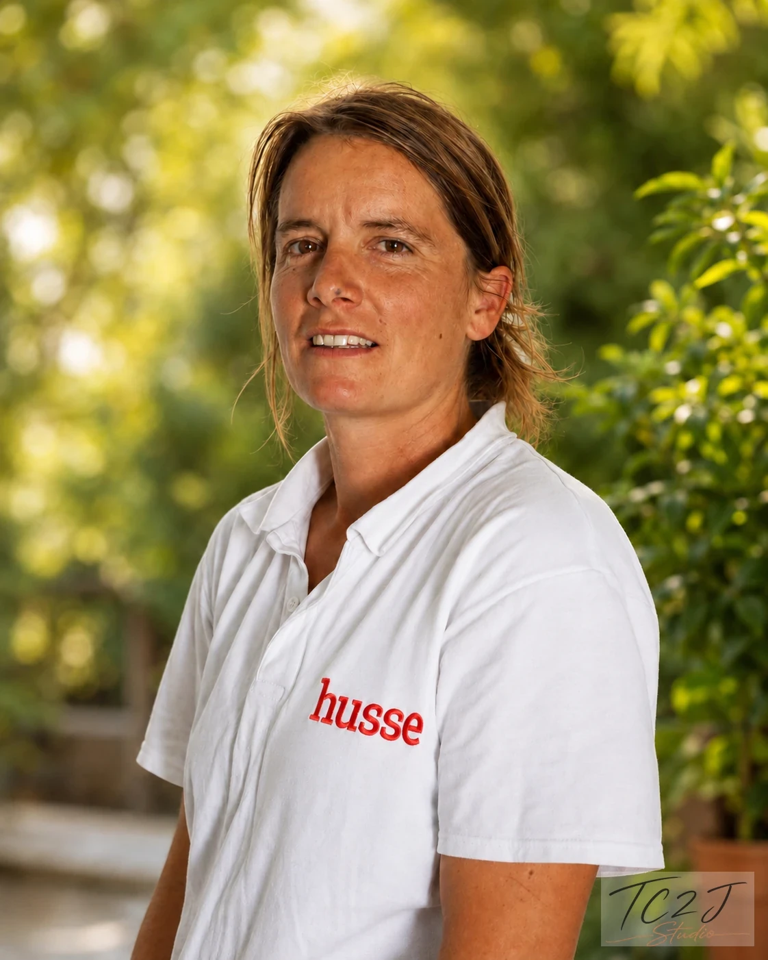 Portrait professionnel d'une conseillère Husse en polo blanc