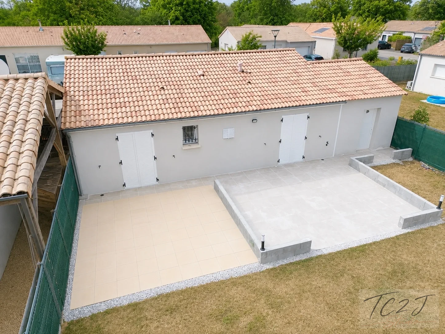 Vue aérienne par drone d'une maison et de sa terrasse