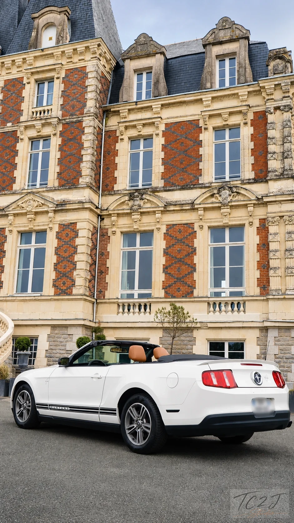 Mustang cabriolet blanche, voiture de mariage photographiée devant un château